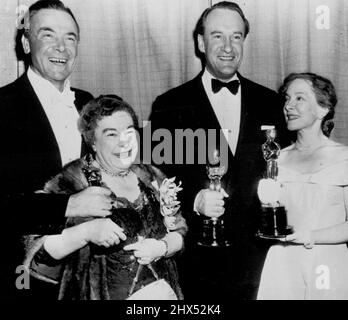 Oscar-Prinzipale -- Josephine Hull (links vorne), George Sanders (hinten rechts) und Helen Hayes halten Oscar-Verleihung, die sie gestern Abend bei der Zeremonie erhielten. Miss Hull gewann die beste Nebendarstellerin für „Harvey“. Sanders wurde für „All About Eve“ als bester Nebendarsteller ausgezeichnet. Miss Hayes nahm die Auszeichnung für Jose Ferrer, den besten männlichen Schauspielgewinnerin, der in New York ist, entgegen, und Dean Jagger (links) übergab die formelle Präsentation an Miss Hull. 30. März 1951. (Foto von AP Wirephoto). Stockfoto