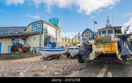 Fischerboote vor dem RNLI Henry Blogg Museum und Rocket House Café im Küstenort Cromer an der North Norfolk Coast Stockfoto