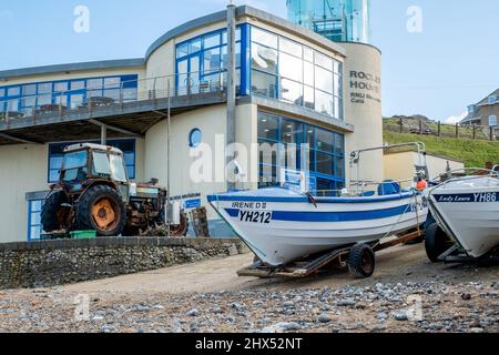 Fischerboote vor dem RNLI Henry Blogg Museum und Rocket House Café im Küstenort Cromer an der North Norfolk Coast Stockfoto