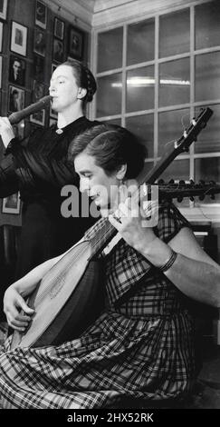 Anmerkungen zur Vergangenheit -- Zurück in die leisured Salons der 17. und 18. Jahrhunderte gingen diese 1951 Spieler für ihre Musik und ihre Instrumente in einer Wigmore Hall, London, Probe für eine Reihe von acht Festival of Britain Konzerten, die vom Arts Council of Great Britain arrangiert wurden. Im Vordergrund spielt Diana Poulton die Laute, basierend auf dem Originalinstrument der 17. ***** . 19.Mai 1951. (Foto von Reuterphoto). Stockfoto