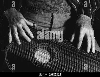 Zither - Instrumente - Musik. 03. August 1940. Stockfoto