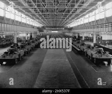 M-8 Panzerwagen-Montagelinie im Ford-Werk von Twin Cities. Ford Motor Co. St. Paul. 18. Februar 1944. Stockfoto