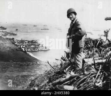 Rosenthal deckt Iwo Landing ab -- Joe Rosenthal, von der Associated Press, Fotograf mit dem Pool der Kriegsstill-Bilder, blickt über die Szene bei Iwo Jima, von der er einige der graphischsten Bilder des Pazifikkrieges geschickt hat. Heute erzählt er in einer von ihm gesäumten Geschichte von Ereignissen, die zum Bild einer Gruppe von Marineinfanteristen führten, die die US-Flagge auf den Mt. Suribachi. 07. März 1945. (Foto von AP Wirephoto). Stockfoto