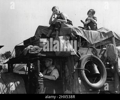 Hollywood Gal. - Die Verfilmung von John Steinbecks Roman, 'The Grades of Wrath', wird bald von 20. Century Fox veröffentlicht. Diese Geschichte zeigt die Notlage einer Familie aus Oklahoma, die „Dust Bowl“, auf der Suche nach Arbeit und guten Lebensbedingungen, aber mit wenig oder gar keinem Erfolg nach Kalifornien auswanderte. In dieser Szene aus dem Bild sind einige der Joads in dem heruntergefahrenen Fahrzeug zu sehen, das sie und ihre Besitztümer nach Westen trug. Henry Fonda als Lom Joad fährt: Neben ihm sitzen Jane Darwell und Ma Joad. Shirley Mills und Darryl Hickman sind oben auf dem Truck. 'Die Trauben des Zorns,' Stockfoto