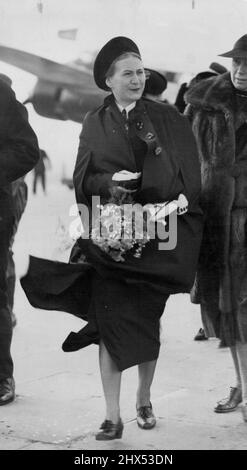 Nazi-Frau Nr.1 Kommt In England An -- Frau Scholtz Klink, die 'perfekte deutsche Frau' und oberste Führerin der deutschen Frauenorganisationen, fotografiert bei ihrer Ankunft in Croydon am heutigen 7. März.Deutschlands Nazi-Frauenführerin Blonde, 36-jährige Frau Scholtz-Klink, betrachtete als Herr Hitle die 'perfekte deutsche Frau', die heute am 7. März von Air in England angekommen war. Frau Scholtz-Klink ist Oberhaupt der deutschen Frauenorganisationen. Heute Abend wird sie an einem privaten Dinner des Anglo-German Fellowship im Claridge's Hotel, London, teilnehmen, bei dem sie zu Gast bei Honor sein wird. 18. März 1939. (Foto Stockfoto
