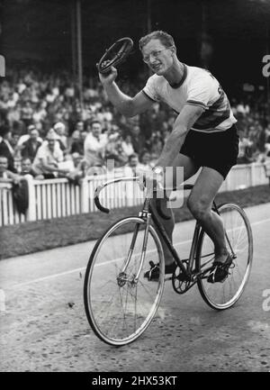 Mockridge, der nach dem Gewinn des Grand Prix de Paris eine Ehrenrunde absolviert hat. Russell Mockridge, Australiens größter Allround-Radfahrer, wurde heute in den Augen seiner Frau sofort getötet. Bei einem Rennunfall in North Clayton fuhr ein Autobus über ihn. Seine Frau Irene und ihre Tochter, zwei Jahre alt, folgten dem Rennen. Ein Rad des Busses fuhr über Mockridges Kopf. Mrs. Mockridge sprang schreiend aus einem Auto, als sie ihren Mann auf der Straße liegen sah. 11. August 1952. (Foto von Associated Press Ltd.). Stockfoto