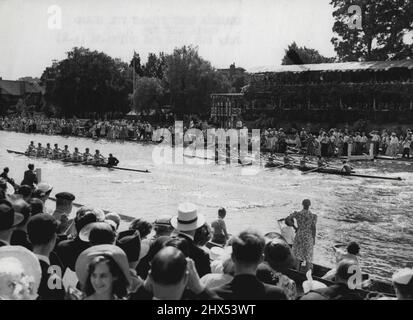 Leander schlagen Sydney für den Grand Challenge Cup - Leander Club (links) gewinnt heute (Samstag) das Finale des Grand Challenge Cup des Sydney Ruderclubs, Australien, bei der Henley Royal Regatta, Lenley-on-Thames. 05. Juli 1952. (Foto von Reuterphoto). Stockfoto