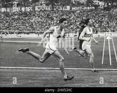 Empire Games Athletics, Final Day, Eden Park, Auckland - E.W. Carr (links, Australien) gewann die 440 Yds von L.C. Lewis (England) im Jahr 47,9s, um dem Rekord der British Empire Games zu entsprechen. 14. Juni 1950. Stockfoto