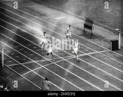 Treloar gewinnt 200 Meter Hitze - John Treloar aus Australien (Nr. 18) gewinnt am gestrigen 22. Juli im Olympiastadion in Helsinki die 18. Hitze des olympischen 200-Meter-Sprints. Der zweite war L.T. Pinto von Indien (137) und P. Karadi von Ungarn (932). Treloars Zeit betrug 21,5 Sekunden. 23. Juli 1952. (Foto von Associated Press Ltd.). Stockfoto