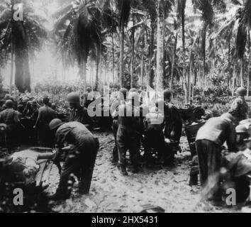 Dressing Station auf Rendova -- im Schlamm unter den Palmen auf der Insel Rendova abfallend, Ärzte der Marine und Krankenhauspitäler versammeln sich um die Würfe, um die Wunden der Marines zu kleiden, die während des Angriffs, der die Japs von der Insel fegte, von den Kampflinien zurückgebracht wurden und den US-Streitkräften eine Basis für den Angriff gab, der den Militärflugplatz Munda Point eroberte. 11. August 1943. (Foto von AP Wirephoto). Stockfoto