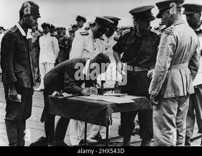 Der Chef der japanischen Südost-Armee gibt sich an Bord von H.M.S. auf Glory -- Aufnahme an Bord des britischen Light Fleet Carriers Glory off ***** Am 6. September 45, als die Kapitulation der Japaner im südwestlichen Pazifik von General Imamura, C. in C. der japanischen Südost-Armee und von Admiral Jin Ieha Kusakaf für die japanischen Südost-Seestreitkräfte in der Region unterzeichnet wurde.General ***** Unterzeichnung des offiziellen Dokuments für die Kapitulation von 139.000 Japs in Großbritannien, Neuseeland, Solomone und Neuguinea. Die Übergabe fand auf dem Flugdeck von H.M.S. statt Glory Lieutenant Stockfoto