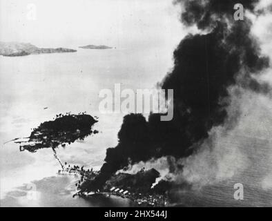 Die US-Marineinfanteristen und die Navy-Bomber bei der Arbeit gegen die Solomons-Inseln -- Schwarze Rauchwolken von Tanambango Island aus, nachdem US-Carrier-basierte Flugzeuge Jap-Installationen auf der Insel gesprengt hatten. 30. November 1942. Stockfoto