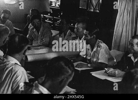 Japanische Gesandte zur Führung der britischen Flotte nach Singapur -- Aufnahme in Penang, als an Bord von H.M.S. eine Gesandte der japanischen Armee und der Marine empfangen wurden Nelson für vorläufige Kapitulationsgespräche am 29. August. Bei diesem Treffen wurde vereinbart, dass Gesandte aus Singapur geschickt werden, um Informationen zu geben, die den britischen ostindischen Flotteneinheiten dann in Penang und Sabang helfen würden, eine sichere Passage entlang der Malacca-Straße für die Einreise nach Singapur nach der Unterzeichnung des zu machen Kapitulation in Tokio.die Vorbereitungs-Konferenz an Bord der Nelson. Ganz am Tisch steht die britische Flotte Navigat Stockfoto