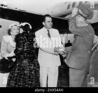 Präsident kehrt zurück – Präsident und Frau Eisenhower werden heute von Vizepräsident und Frau Richard Nixon bei ihrer Ankunft am nationalen Flughafen aus Genf, Schweiz, begrüßt. Der Präsident schüttelt Nixon einen Moment nach dem Verlassen des präsidentiellen Columbine-Flugzeugs die Hände. Frau Eisenhower und Frau Nixon begrüßen sich links herzlich. 24. Juli 1955. (Foto von AP Wirephoto). Stockfoto