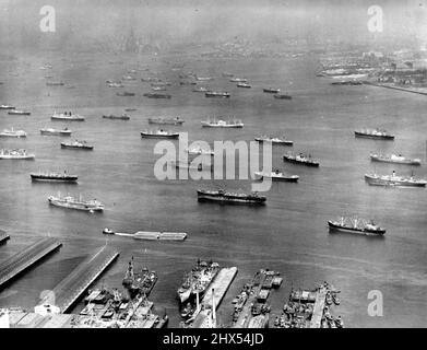 Im Leerlauf Durch Maritime Strike. Schiffe liegen im Leerlauf in der Upper Bay von New York City, September 11, während der Maritime Strike weiter geht. Ein Schlepper (Vordergrund) schleppt Lastkähne. Schlepper Männer, seit September 7 in einem Sympathiestreik Becan September 11, um wesentliche Lieferungen für die Stadt zu bewegen, vor allem Kohle und Heizöl für Versorgungsunternehmen. Der Lohnstabilisierungsausschuss hat sich geweigert, sein Veto gegen Lohnerhöhungen für Seeleute trotz des AFL-Seestreiks und eines für Freitag, den 13. September angedrohten CIO-Streiks zurückzuschlagen. 9. November 1946. (Foto von Associated Press Photo). Stockfoto