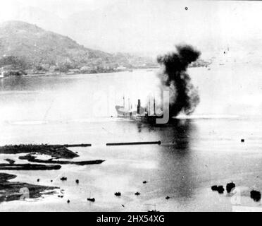 JAP Ships Burns in Hong Kong Harbour -- Mitchell mittlere Bomber der 14. Armee Luftwaffe schossen über Hong Kong Hafen mit Treffern auf diesem 520-Fuß japanischen Handelsschiff und verließ ***** Brennend mittschiffs mit Rauch gießt. Von ihm aus vor und hinter der Brücke. 21. Januar 1944. (Foto von Associated Press Photo). Stockfoto