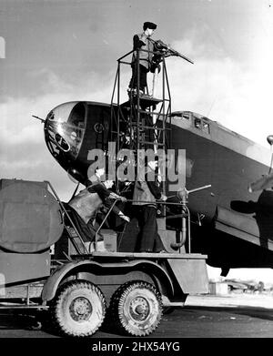 Mitglieder der Royal Canadian Air Force Bomber Group in Großbritannien demonstrieren, wie Flugzeugbrände auf einem großen kanadischen Luftwaffenstützpunkt in England gehandhabt werden. 12. März 1945. (Foto vom kanadischen W.I.B.). Stockfoto