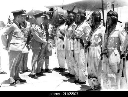 Der Luftwaffenführer Sir Arthur Longmore besuchte und inspizierte sowohl Männer als auch Maschinen auf dem Tarmac. Air Chief Marshal Sir Arthur Longmore mit dem Direktor der R.E.A.F. - Air Vice Marshal Abdel Wahab Pasha, im Gespräch mit einigen der Piloten. 04. September 1940. (Foto von einem offiziellen britischen Foto) Stockfoto