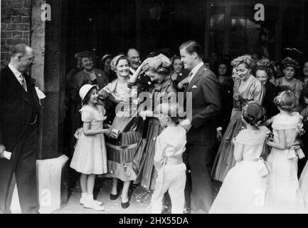 Hochzeit des Jahres -- in einer Dusche von Rosenblättern der Hon. ***** Roche, 18, Tochter von Lord and Lady Fermony, verlässt mit ihrem Mann, Viscount Althorp, 30, einen Empfang im Jakobspalast. Sie wurden heute in Westminster Abbey verheiratet. Jetzt sind sie auf zwei Monate Hochzeitsreise im Ausland. 01. Juni 1954. (Foto von Daily Mail Contract Picture). Stockfoto