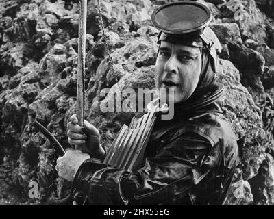 Roberto Rosselini, Deep Sea Diver - Rosselini (Ingrid Bergmans Ehemann) im Taucherkostüm. Die Lieblingsbeschäftigungen des berühmten italienischen Filmregisseurs sind Motorrennen und Tiefseetauchen. 3. November 1953. (Foto von Kamera Drücken Sie). Stockfoto