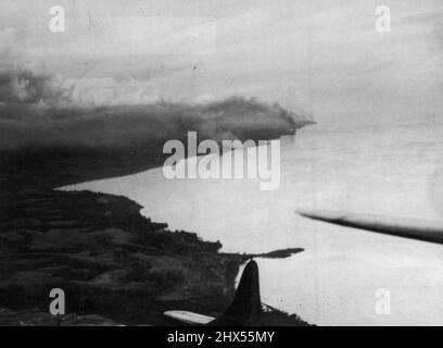 Japanisches Schiff brannte in GuadalcanalVe Rauchwolken, die am Horizont in der Nähe der Inselspitze im Hintergrund kaum zu erkennen sind, entstanden aus ebenso vielen japanischen Frachtschiffen, die U.S.froces in der Schlacht von Guadalcanal zerstört wurden. Die Schiffe wurden gefunden, um eine Tassafaronga, etwa 7 1/2 Meilen westlich von den US-Positionen ein Guadalcanal 15. November 1942. Und wurden durch Bomben, Artillerie-und Marinegewehrfeuer zerstört Zusätzlich verlor der Feind II Kriegsschiffe, darunter ein Schlachtschiff, und acht Transport-und ***** Schäden an anderen Kriegsschiffen. Amerikanische Verluste in der Schlacht waren zwei leichte Kreuzer A Stockfoto