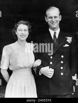 Erstes königliches Verlobungsbild heute (Donnerstag) lächelnd werden die Prinzessin und ihr Verlobter auf der Terrasse des Buckingham Palace abgebildet. S.R.H. Prinz Elizabeth und Lieut. Philip Mountabatten, R.N., dessen Engagement heute bekannt gegeben wird, posierte heute (Donnerstag) für ihre ersten Verlobungsfotos im Buckingham Palace. Für die Bilder trug sie ein Kleid aus gelber Narzissenseide, und der liebliche Diamant ihres Verlobungsrings, flankiert auf jeder Seite von Baguette-Diamanten, glänzte im weichen Licht. 10. Juli 1947. Stockfoto