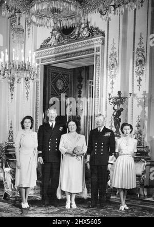 UFort the Royal Wedding Buckingham Palace Family Group -- King George und Queen Elizabeth mit ihrer älteren Tochter, Prinzessin Elizabeth (links), ihrem Verlobten, Leutnant Philip Mountbatten, Royal Navy, Und Prinzessin Margaret, 17-jährige jüngere Tochter des Königs und der Königin, im weißen Zeichnungszimmer des Buckingham Palace, London. Dieses Bild wurde speziell von der königlichen Familie im Zusammenhang mit der Hochzeit von Prinzessin Elizabeth und Lieutenant Mountbatten, die am 20. November stattfinden soll, gestellt. 14. Oktober 1947. Stockfoto