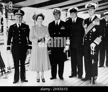 Die Königin empfängt hochrangige Marineoffiziere an Bord der Royal Yacht - eine glückliche Gruppe an Bord von H. M. S. Surprise, bestehend aus (von links nach rechts) LT. Gen A. Gruenther (Stabschef von S.H.A.P.E. ); S.M. die Königin; Admiral Lynde McCormick (Oberster alliierter Kommandant, Atlantik); Lord Ismay (Generalsekretär N.A.T.) und S.R.H. der Herzog von Edinburgh Die Königin zwischen den Decks auf der Royal Yacht Surprise) empfing den ersten Lord der Admiralität, Mr. J. P. L. Thomas, der ihr und dem Herzog von Edinburgh die Mitglieder des Board of Admiralty, Lord Ismay, Generalsekretär von N.A.T.O., die Su, überreichte Stockfoto