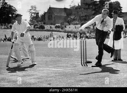 Eröffnungsball eröffnet Spielfeld -- der Duke of Edinburgh eröffnete heute einen neuen Erholungsort in Combe, Oxon, indem er die ersten Tow-Eröffnungsbälle bei einem Cricket-Spiel zwischen einem repräsentativen County Eleven und dem Combe Village-Team bowlte. Die National Playing Fields Association, deren Präsident der Herzog ist, hat maßgeblich zu den Bodenkosten beigetragen. Vom Ausdruck auf den sich öffnenden Fledermäusen werden Mann und sein eifriger Mann Grenzwärts fahren - der Herzog von Edinburgh kegelt heute den ersten der beiden sich öffnenden Kugeln in Combe. 19. Juli 1949. Stockfoto