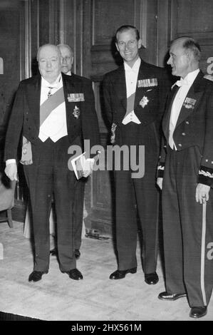 Churchill und Herzog mit Gruenther -- Winston Churchill (links), der Herzog von Edinburgh und General Gruenther (rechts). Suppeme Commander Alliierte Mächte in Europa, abgebildet beim englischsprachigen Union Dinner vor dem General im Londoner Dorchester Hotel heute Abend, 8. Juni. Der Herzog ist Präsident der EU 8. Juni 1954. (Foto von BIPPA) Stockfoto