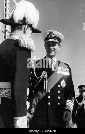 S.R.H. der Herzog von Edinburgh fotografierte kurz nach seiner Ankunft in Malta. Zuvor hatte die Royal Yacht Britannia mit dem Duke an Bord am Ende der Übung „Sea Lance“ 50 Kriegsschiffe der Heimatflotten und der Mittelmeerflotten in den Hafen von Valetta geführt. 17. März 1955. (Foto von Daily Mirror). Stockfoto