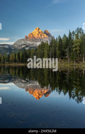 Drei Türme von Lavaredo spiegeln sich auf Antorno See, Venetien, Dolomiten, Alpen, Italien Stockfoto