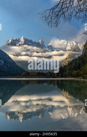 Monte Cristallo spiegelt sich auf dem Landrosee, den Dolomiten, den italienischen alpen Stockfoto