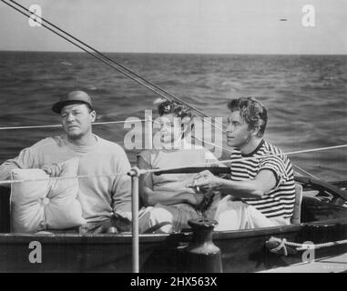 Seekrank...Esther Williams und Fernando Lamas amüsieren sich über Jack Carsons angebliche Meisterschaft im Meer in dieser Szene aus M-G-M's „Dangerous When Wet“. Miss Williams, Lamas, Carson, Charlotte Greenwood und Denise Darcel sind Co-Stars in der Technicolor-Musikgeschichte eines amerikanischen Mädchens, das im Ärmelkanal schwimmt - und Romantik findet. Charles Walters führte Regie und George Wells produzierte. 26. Oktober 1953. Stockfoto