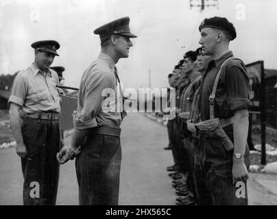 Der Herzog in einem "Shirtsleeve Order" -- der Herzog von Edinburgh, wegen der Hitze in einem Shirtsleeve-Order, spricht heute (Montag) mit Lance-Corporal, John Billingham während seines Besuchs im Leicestershire Yeomanry, dessen Ehrenoberst er ist, in Lulworth, Dorset. Lance-Corporal Billingham aus Leicester ist Schwiegersohn von H.Bowden, dem Chef-Arbeitsschiff. 18. Juli 1955. (Foto von Reuterphoto). Stockfoto