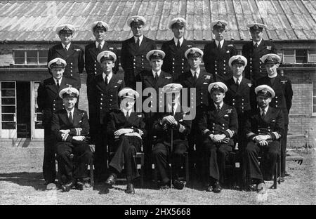 LT. Mount Batten an der P.O. Schule - Lieut. Philip Mountbatten, R.N., abgebildet mit Mitoffizieren der Royal Naval Petty Officers' School, Kingsmoor, Corsham, Wilts.Front Row, von links nach rechts: Lieut CDR. J.C. Ogle, DSC, CDR. A.D.H.Jay, DSO, DSC & Bar; Captain H.W.Biggs, DSD & Bar, Lt. Cdr. R.G. Jennins, OBE, DSC, Lieut. Cdr. P.J. Hoare.zweite Reihe, von links nach rechts; LT. CDR. P.R.G., DSC, LT.CDR.W.D.O'Brien, DSC, Inst.LT .K.R.G. Suckling, LT. Philip Mountbatten, LT. E. G. Mason, Rev. B.N. Kennedy.Third Row, Left to Right: LT. (E) A.L. Green, Herr A.G.Samuel, (CD.GNR), Herr E. Wheldrake (Cd.Bosun), Stockfoto