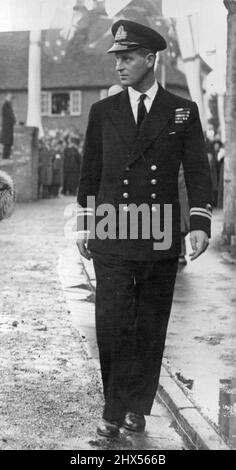 Prinz Philip von Griechenland -- Ein neues Bild von Prinz Philip von Griechenland, in der Uniform eines Leutnants in der Royal Navy. Er ist 24 Jahre alt und Sohn des verstorbenen Prinzen Andreas von Griechenland und der Prinzessin Alice (geb. Mountbatten). Prinz Philip ist ein Cousin des Königs und der Herzogin von Kent und ein zweiter Cousin von Prinzessin Elizabeth. Er ist auch ein Cousin von König Georg von den Hellenen und sechster in der Nachfolge des griechischen Throns. Er studierte am R.N.College in Dartmouth und gewann den King's Dirk als besten Allround-Kadett des Jahres. Während des Krieges war er in der HMS 'Valiant' in der Schlacht von Matapan Stockfoto