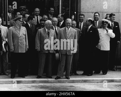 „Summit“-Gespräche in Genf eröffnet - die russische Delegation wartet auf ihr Auto, als sie heute nach dem ersten großen Vierertreffen den Palais des Nations verlässt. Im Bild ist der erste Sekretär der Kommunistischen Partei Chruschtschow, der sowjetische Premierminister Marschall Bulganin und der Außenminister Mlotow zu sehen. Präsident Eisenhower und Sir Anthony Eden skizzierten beide Friedenspläne, als die „Gipfelgespräche im Palais des Nations, Genf heute, eröffnet wurden. 18. Juli 1955. (Foto von Paul Popper, Paul Popper Ltd.). Stockfoto