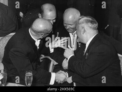 Lächeln in aller Runde -- in allgemeiner Stimmung sind der sowjetische Primer Marschall Nikolai Bulganin (rechts), der erste Sekretär der sowjetischen Kommunistischen Partei, Nikita Chruschtschow (zweiter von rechts) und der finnische Premierminister, Großbritannien, Kekkonen (links), während sie hier während eines Empfangs für die Sowjetregierung vor der finnischen Botschaft sprechen. Der zweite Mann von links ist nicht identifiziert. 23. September 1955. (Foto von United Press Photo). Stockfoto