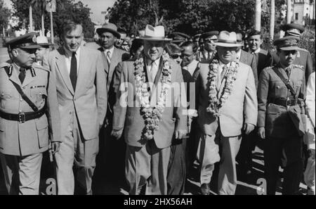 Sowjetische Führer in Neu-Delhi -- am 18.. November 1995 kamen Marschall Bulganin, der sowjetische Premierminister, und Herr Kruschtschew, der erste Sekretär der russischen Kommunistischen Partei, auf dem Flughafen von Delhi an, um einen formellen Besuch in Indien zu beginnen. Am folgenden Tag schauten die sowjetischen Führer über das Jantar-Mantar-Observatorium; sie werden hier gesehen, wie sie in Begleitung hoher Offiziere der indischen Armee das Gelände betreten. Marschall Bulganin befindet sich in der Mitte, Herr Kruschtschew auf seiner linken Seite. Auf der rechten Seite des sowjetischen Premierministers steht der russische Dolmetscher, der durch einen indischen Diplomaten ersetzt wurde, der damals in Moskau gedient hatte Stockfoto