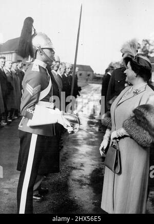 Königin Elizabeth besucht das Queen Bays Regiment in Chester -- Königin bewundert die feine zeremonielle Uniform, die der Sergeant der Garde, Sergeant Geoffrey Shrimpton aus Chesterfield, während ihrer Inspektion als Oberst in Chief der Queen's Bays, trug. Ihre Majestät, die Königin, besuchte gestern als Oberst der Queen's Bay das Regmentat Chester, wo sie ein neues Kriegsdenkmal weihte und einige der Familien der dort stationierten Soldaten traf. 20. Oktober 1949. (Foto von Daily Mirror) Stockfoto
