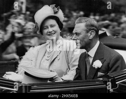 König und Königin in Ascot -- Ihre Majestäten der König und die Königin abgebildet in der führenden Kutsche der königlichen Prozession, die der traditionelle Auftakt zum zweiten Tag des Royal Ascot Meetings auf der berühmten Berkshire Racecourse war heute, 16. Juni. 29. Juni 1948. (Foto von Associated Press Photo) Stockfoto