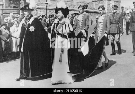 Prinzessin Elizabeth und Herzog von Edinburgh in der Kleiderzeremonie installiert -- Ihre Majestäten der König und die Königin in den malerischen Gewändern des Ordens, Spaziergang in Prozession in St. George's Chapel für den Dienst.mit all der alten Farbe und Prunk, Der 600.. Jahrestag der Gründung des Edellsten Ordens des Gewaners wurde mit einem besonderen Gottesdienst in der St. George's Chapel, Windsor, gefeiert. Während des Gottesdienstes wurde Prinzessin Elizabeth als eine Frau des Ordens eingesetzt, Während der Herzog von Edinburgh zu den berühmten Männern gehörte, die als neue Ritter des Ordens eingesetzt wurden. 23. April 1948. (Foto von Sport Stockfoto