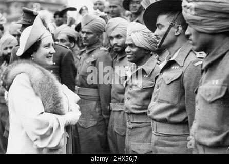 Royal Empire Day Garden Party zu Repatriierten Kriegsgefangenen am Buckingham Place -- die Königin unterhielt sich mit ihren indischen Truppen. Der König und die Königin heute gab Empire Day eine Gartenparty für die Repatriierung der Kriegsgefangenen des Imperiums und der Herrschaft in Buckingham Palce; sowohl der König als auch die Königin, die beiden Prinzessin, zirkulierten ständig unter ihren Gästen, unterhielten sich mit ihnen und hörten ihren Erfahrungen zu. 24.Mai 1945. Stockfoto