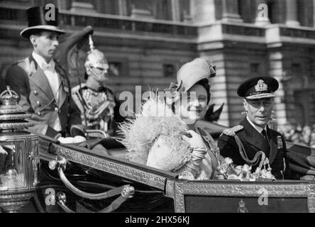 Silver Drive in Golden Sunshine -- T.M. Der König und die Königin in ihrem Laundau während ihrer silbernen Hochzeitsfahrt heute Morgen. Der König und die Königin fahren zur St. Paul's Cathedral für ihren Silberhochzeits-Service durch eine große Masse von Menschen, die versammelt sind, um ihre Majestäten zu jubeln und zu gratulieren. 26. April 1948. Stockfoto