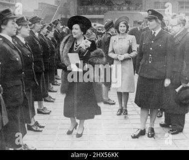 Queen inspiziert Feuerwehrmänner in London Queen Elizabeth (links) begutachtet die Frauen des National Fire Service während einer Inspektionstour durch die N.F.S. Hauptsitz in London. Die Königin wird von Prinzessin Elizabeth (zweite von links) und Herbert Morrison, Minister für innere Sicherheit (rechts), begleitet. 11. Dezember 1944. (Foto von Associated Press Photo). Stockfoto