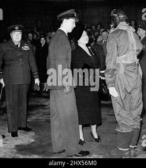 Queen Mother und Premier Inspect -- die Queen Mother im Gespräch mit dem Piloten des Offiziers C. Muntz, der 600. Geschwader. Auf der linken Seite in R.A.F. Uniform ist Churchill. Königin Elizabeth, die Königin Mutter, Herr Winston Churchill, der Premierminister, hat heute zwei R.A. F. ***** inspiziert Die Einheiten waren die 600. ***** Von London) Squardon, von dem die Queen Mother ehrenamtlicher Air commodore ist, und der 615., von dem Churchill Ehrenpreis Air Commodore ist. Die Inspektion fand in Biggin Hill R.A.F. statt Station, Kent. 01. November 1952. (Foto von Paul Popper). Stockfoto