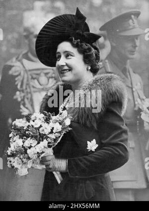 König und Königin nehmen an der „Maundy Money“-Zeremonie in Westminster Abbey Teil - der Königin mit einem Blumenstrauß nach der Maundy-Zeremonie. Der König ist im Hintergrund zu sehen. König George und Königin Elizabeth A nahmen an der Verteilung des traditionellen Grüngeldes in Westminster Abbey, London, Teil. Die Verteilung erfolgte an 45 alte Männer und 45 alte Frauen, entsprechend den Jahren des Alters des Königs, jeder Mann erhielt £4 15s und jede Frau £4 5s. 21. März 1940. Stockfoto