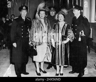 Queen Juliana und Prinz Bernhard am Buckingham Palace -- Queen Juliana und Prinz Bernhard für die Queen bei der Ankunft am Buckingham Palace nach der State Drive von Victoria Station, London, heute (Dienstag). Von links nach rechts - der König : Königin Juliana : der Herzog von Gloucester (hinten): Die Königin und Prinz Bernhard. Die Besucher des holländischen Königshauses waren zuvor bei ihrem viertägigen Staatsbesuch in Großbritannien in Victoria angekommen. Sie kreuzten von Rotterdam in einem holländischen Kreuzer und reisten von Dover mit einem Spezialzug an. 21. November 1950. (Foto von Reuterphoto). Stockfoto