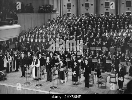 Die Queen eröffnet die umgebaute Freihandelshalle von Manchester – die Szene in der wiederaufgebauten Freihandelshalle während des Dienstes vor dem Eröffnungskonzert. Ihre Majestät die Königin führte am Freitag die Eröffnungszeremonie der wiederaufgebauten Free Trade Hall in Manchester durch. November 16., Enthüllung einer Tablette am Eingang, um die Veranstaltung zu markieren. 19. November 1951. (Foto von Fox Photos). Stockfoto